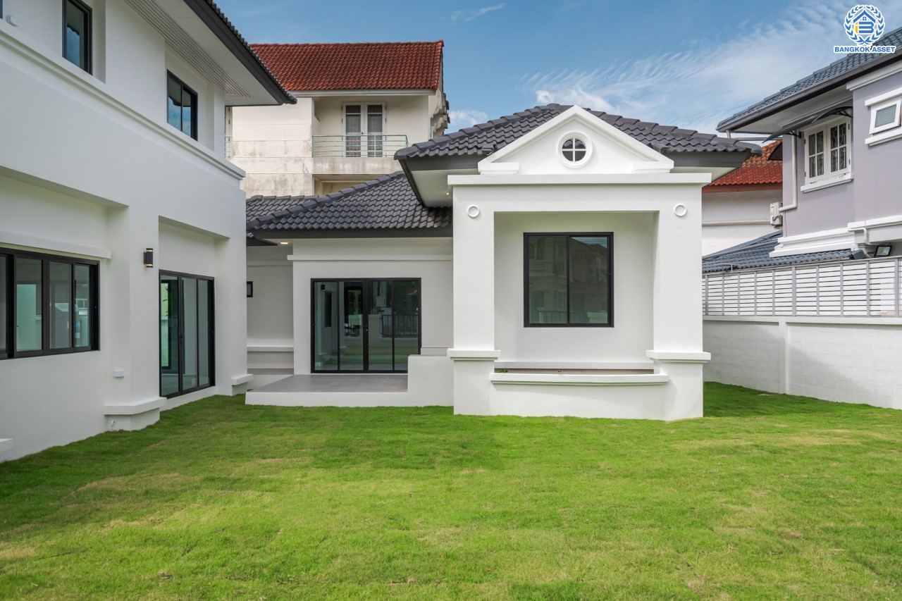 คฤหาสน์หลังใหญ่ตกแต่งใหม่ ม.บ้านสวนดอกไม้ ปิ่นเกล้า ดีไซน์สุด Luxury เนื้อที่ 154.5 ตร.ว. บนพื้นที่ใช้สอยถึง 435 ตร.ม. ฟังก์ชันจัดเต็ม 5 ห้องนอน 6 ห้องน้ำ 1 ห้องแม่บ้าน 2 ห้องอเนกประสงค์ (มีเรือนรับรองด้านข้าง พร้อมห้องน้ำในตัว) จอดรถได้ถึง 4 คัน บนทำเลเชื่อมต่อเมืองอย่างรวดเร็ว ใกล้ทางคู่ขนานลอยฟ้าบรมราชชนนี ทางด่วน "กาญจนาภิเษก" ม.มหิดล และเซ็นทรัลปิ่นเกล้า